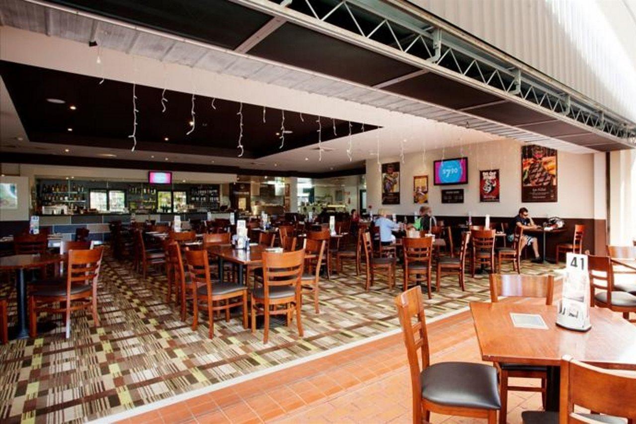 Nightcap At Edge Hill Tavern Cairns Extérieur photo