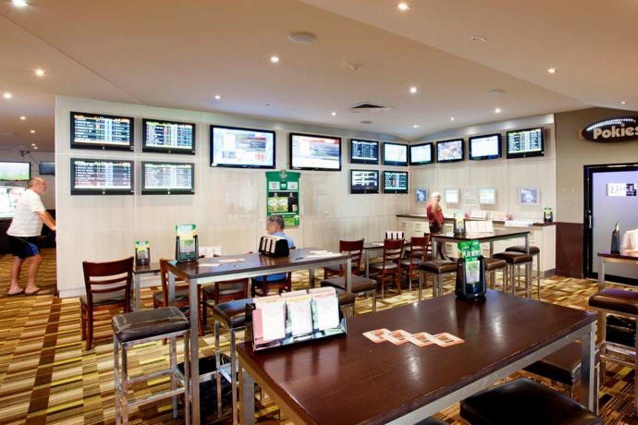Nightcap At Edge Hill Tavern Cairns Extérieur photo