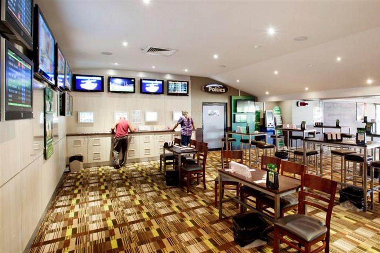 Nightcap At Edge Hill Tavern Cairns Extérieur photo