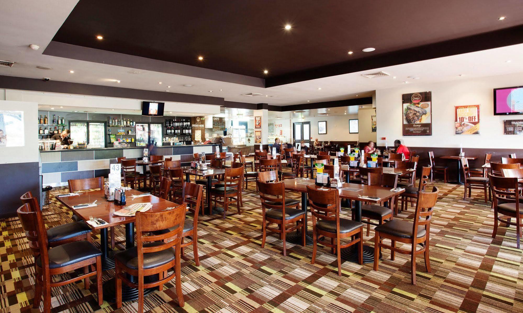 Nightcap At Edge Hill Tavern Cairns Extérieur photo