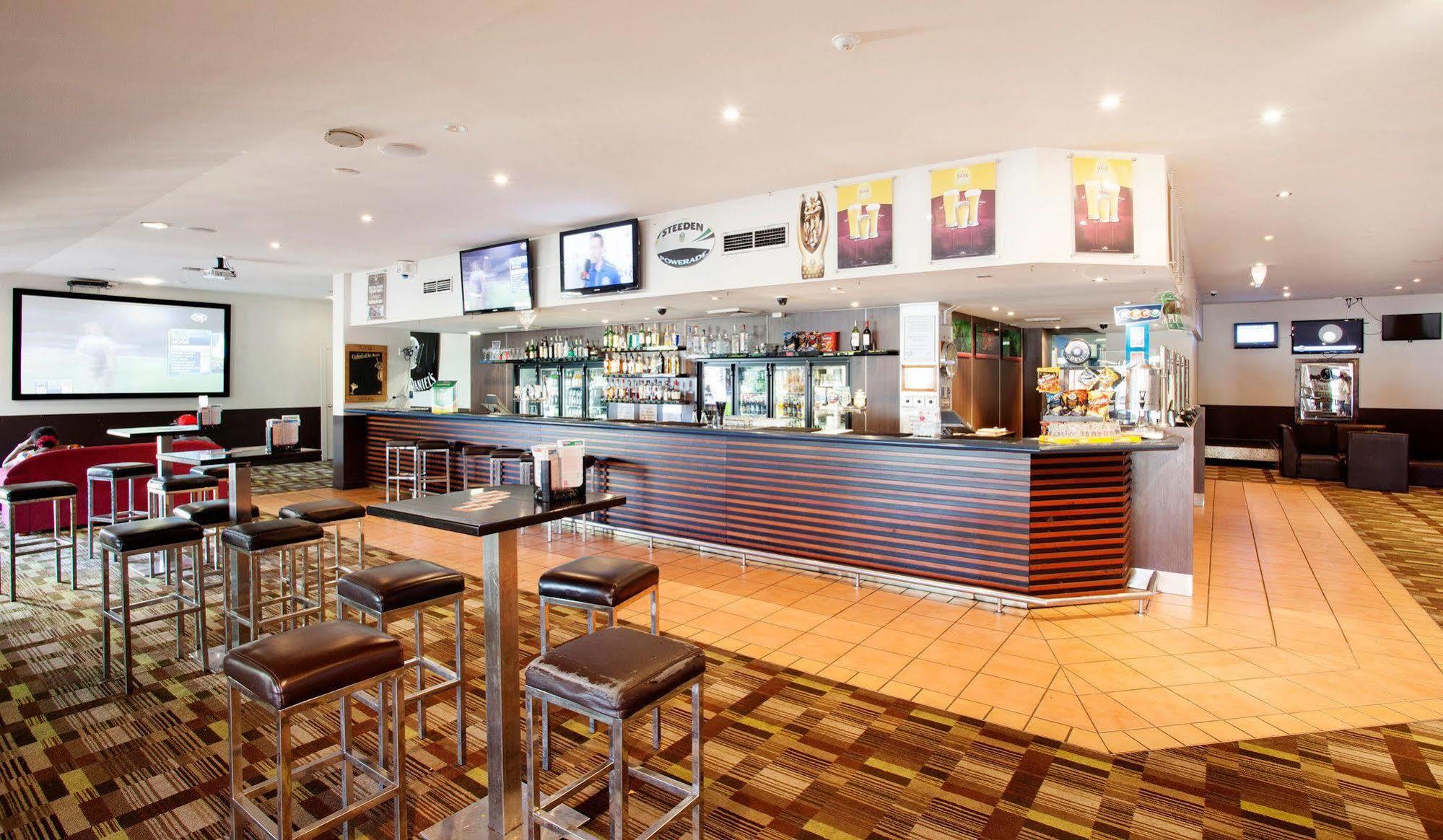 Nightcap At Edge Hill Tavern Cairns Extérieur photo